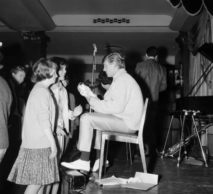 Framed Print : Fans welcome the return of pop singer Johnny Leyton at a fan club concert at the Empire