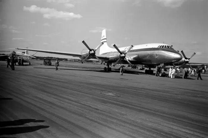 Framed Print : Farnborough Airshow. Bristol Brittania. September 1952 C4316a-018 Framed Print : Farnborough Airshow. Bristol Brittania. September 1952 C4316a-018