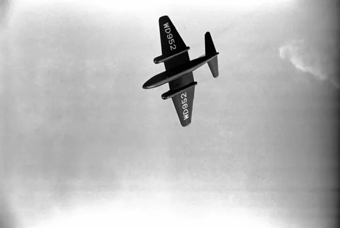 Framed Print : Farnborough Airshow. E. E. Canberra. September 1952 C4316a-028