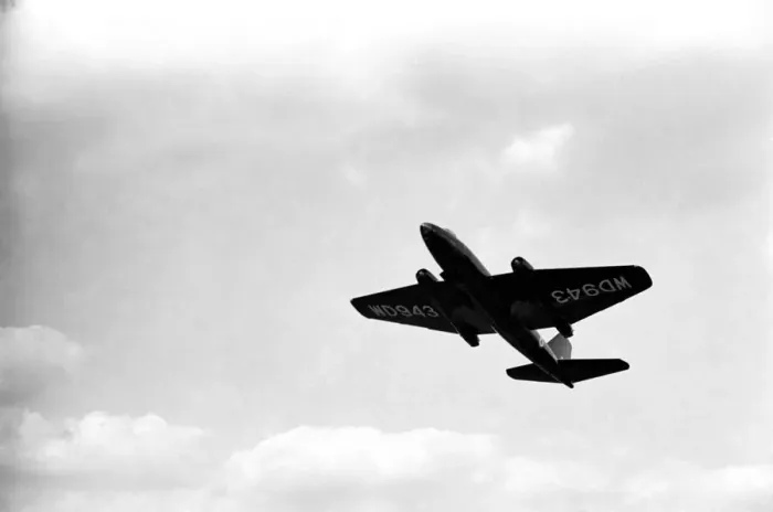 Framed Print : Farnborough Airshow. E. E. Canberra with re-leaf avon engine. September 1952 C4316a-004