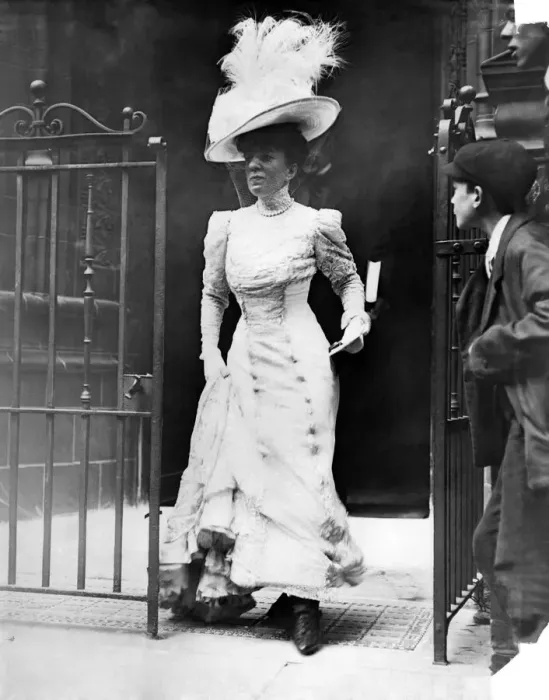 Framed Print : Fashion 1908: Madam Gould leaving 9 Soho Square after wedding followed by her husband