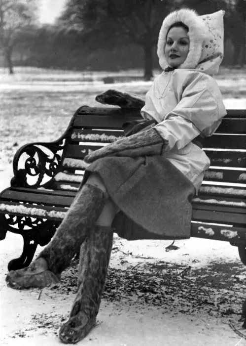 Framed Print : Fashion 1930s Miss Esme Watson sitting on a park bench in Regent