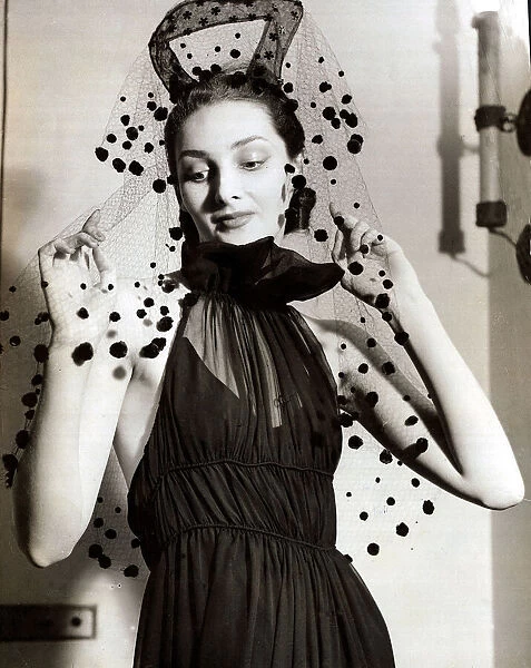 Fashion 1930s Model Black Manhattan net and chiffon headdress Black chiffon