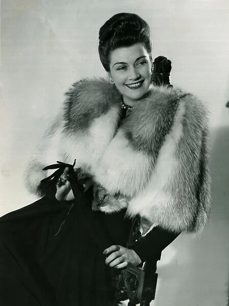 Fashion 1940s Model Platino fox fur coat