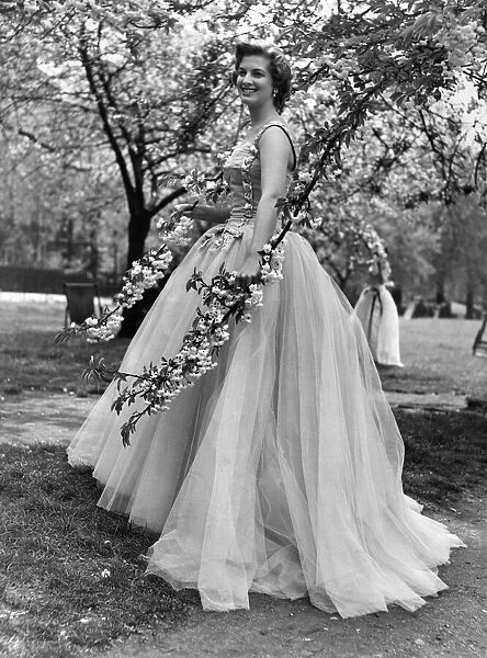 Fashion 1950 s: Her name is Penny Knowles, 17, a debutante