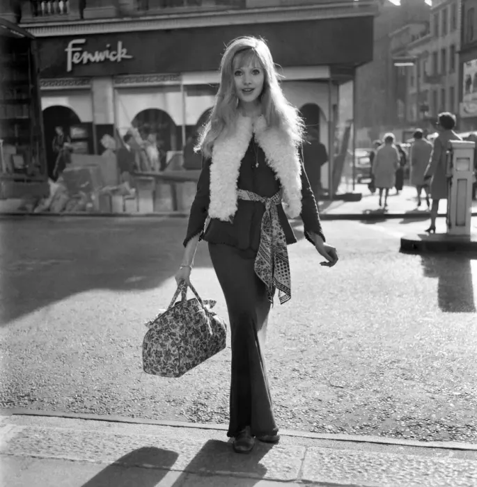 Framed Print : Fashion. Clothing. The first cool day and the maxi look seem to be the swinging London Framed Print : Fashion. Clothing. The first cool day and the maxi look seem to be the swinging London
