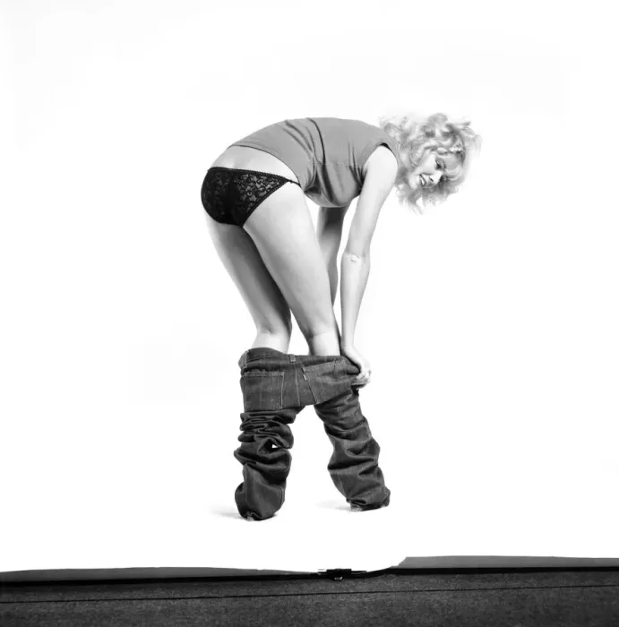 Framed Print : Fashion: Clothing: A woman pulling up a pair of denim jeans. January 1981 81-00051-004 Framed Print : Fashion: Clothing: A woman pulling up a pair of denim jeans. January 1981 81-00051-004