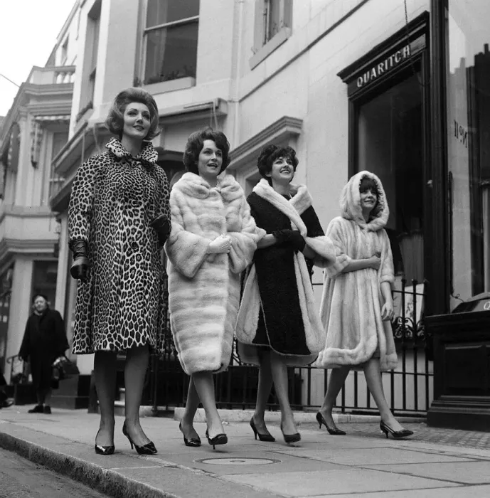 Framed Print : Fashion Fur Coats, Feb 1962 Models in the West End of London model fur coats