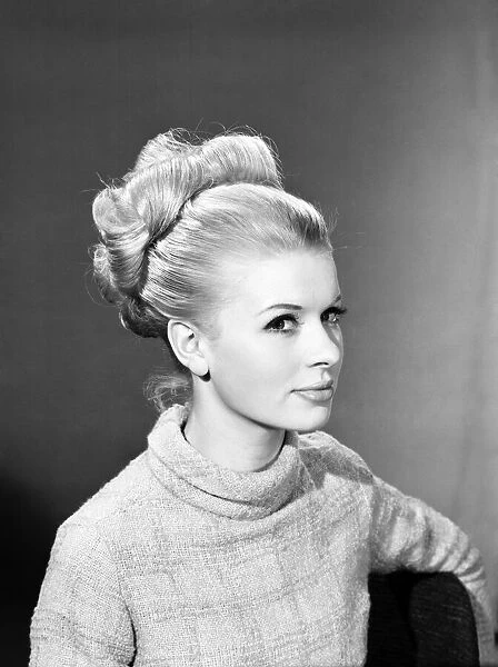Fashion: Hairstyles: Wigs: Model: Vyvyan Dunbar. 1965 B1884-004