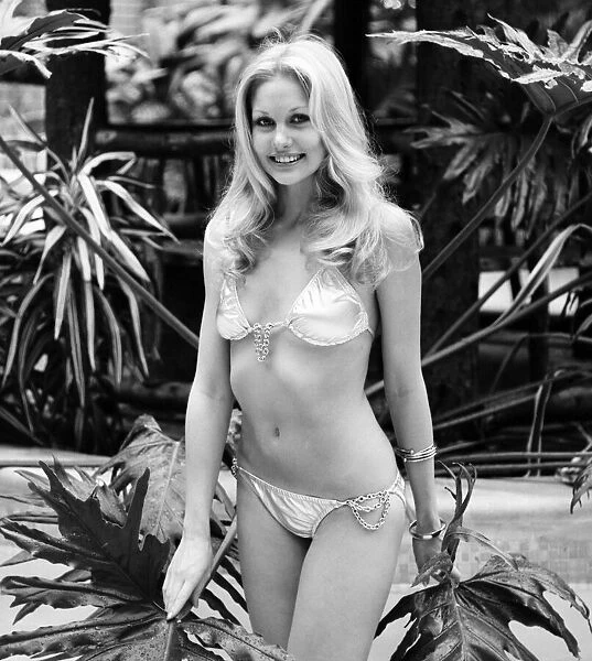 Fashion: Miss South Africa (Miss World). Annaline Kriel. March 1975 75-01350-012