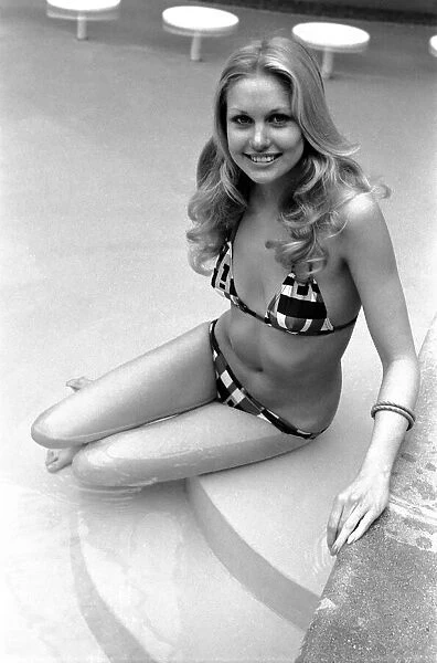 Fashion: Miss South Africa (Miss World). Annaline Kriel. March 1975 75-01350-023