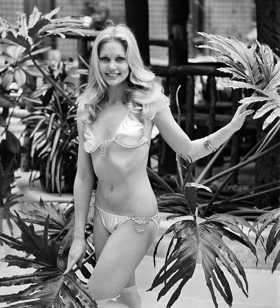 Fashion: Miss South Africa (Miss World). Annaline Kriel. March 1975 75-01350-014