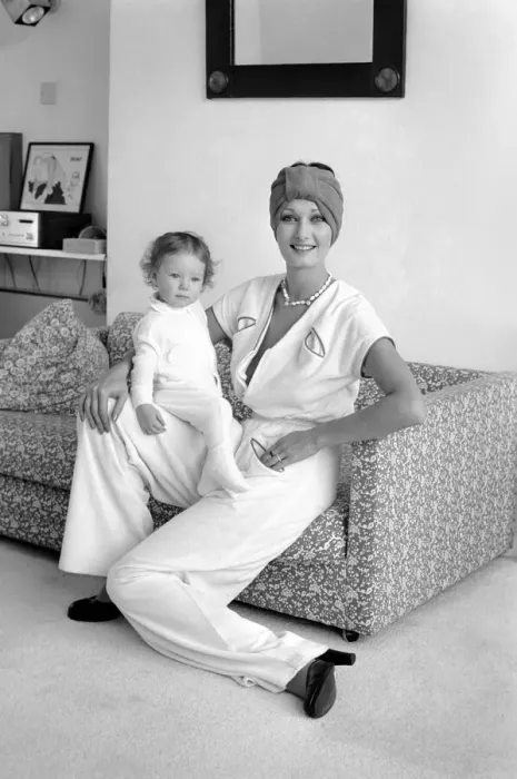 Framed Print : Fashion: Model Kate Howard and daughter Lucy. February 1975 75-00972-003 Framed Print : Fashion: Model Kate Howard and daughter Lucy. February 1975 75-00972-003