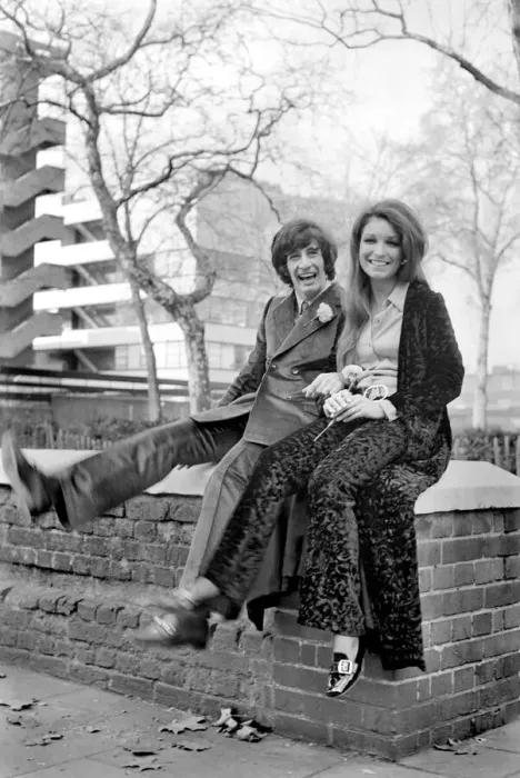 Framed Print : Fashion model Linda Frewin, 23, married Mr. Pino Minneli