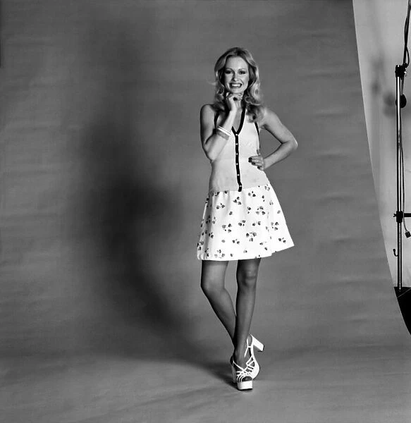 Fashion: Models: Lindsay and Lotte. February 1975 75-01150-008