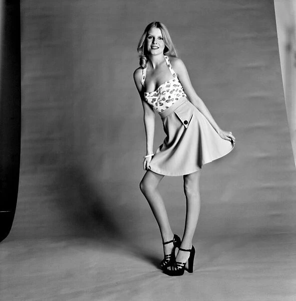 Fashion: Models: Lindsay and Lotte. February 1975 75-01150-007
