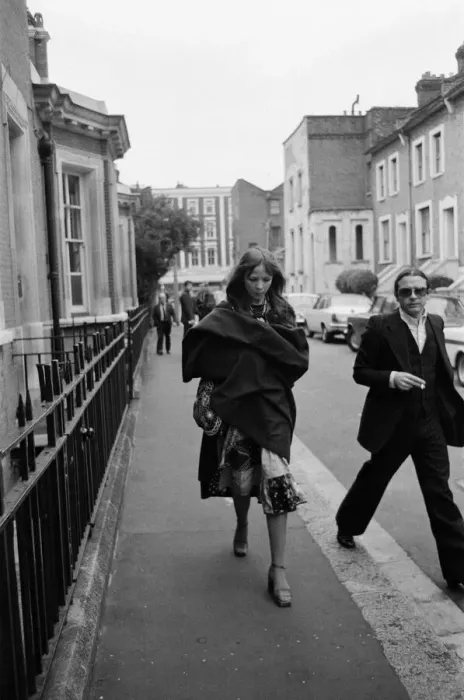 Framed Print : Fashion photographer David Bailey stood bail for model Penelope Tree when she appeared Framed Print : Fashion photographer David Bailey stood bail for model Penelope Tree when she appeared