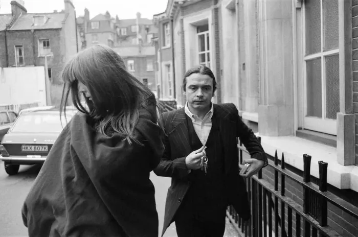 Framed Print : Fashion photographer David Bailey stood bail for model Penelope Tree when she appeared Framed Print : Fashion photographer David Bailey stood bail for model Penelope Tree when she appeared