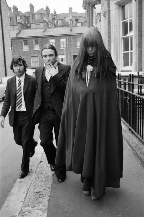 Framed Print : Fashion photographer David Bailey stood bail for model Penelope Tree when she appeared Framed Print : Fashion photographer David Bailey stood bail for model Penelope Tree when she appeared