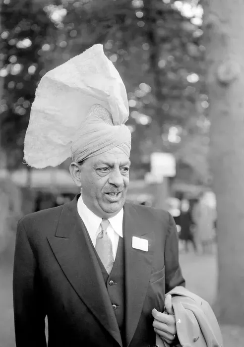 Framed Print : Fashion at Royal Ascot - June 1953 a man wearing a turban style hat Framed Print : Fashion at Royal Ascot - June 1953 a man wearing a turban style hat