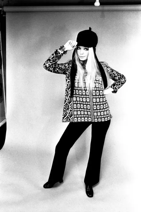 Framed Print : A fashion shoot from 13 April 1970 - A model wears a kaftan and trousers Framed Print : A fashion shoot from 13 April 1970 - A model wears a kaftan and trousers