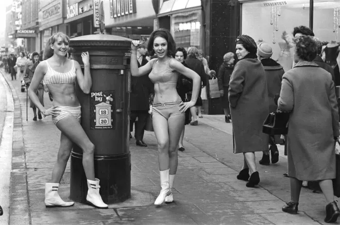Framed Print : Fashion shoot in Oxford Street. Picture shows blonde Carole Kirkley