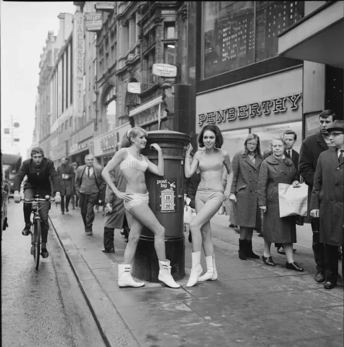 Framed Print : Fashion shoot in Oxford Street. Picture shows blonde Carole Kirkley