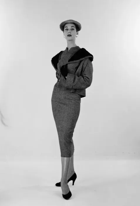 Framed Print : Fashion shoot for Womans Sunday Mirror. September 1955