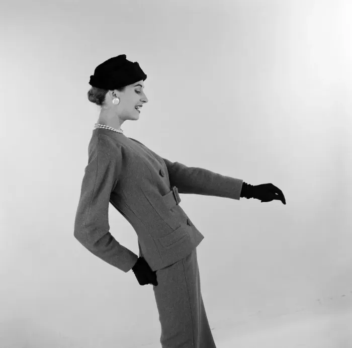 Framed Print : Fashion shoot for Womans Sunday Mirror. September 1955 Framed Print : Fashion shoot for Womans Sunday Mirror. September 1955