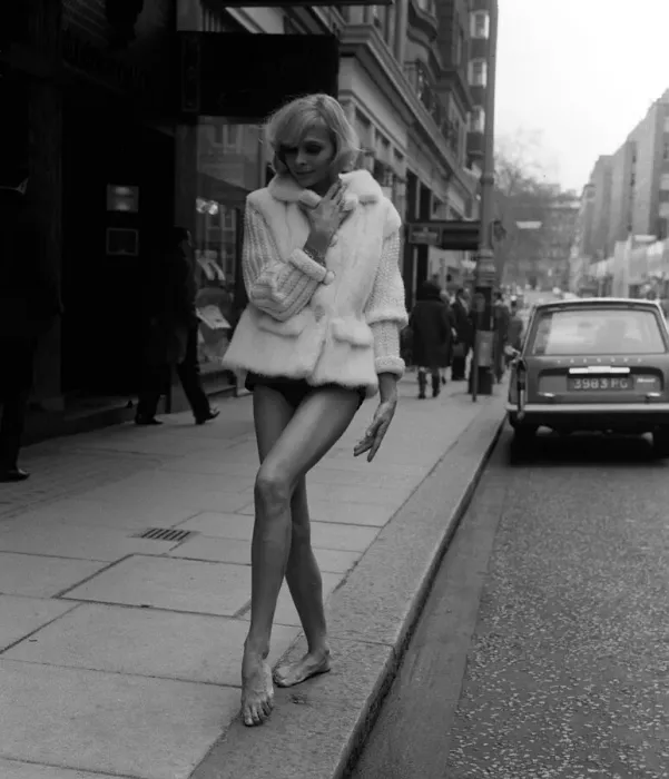 Framed Print : Fashion Sixties 60s Beth Pauley wearing White Saga mink ski jacket with knitted