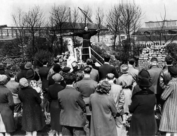 Framed Print : Father Agnellus addressing war workers intheir lunch hour outside St Framed Print : Father Agnellus addressing war workers intheir lunch hour outside St