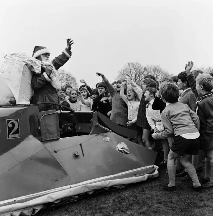 Framed Print : Father Christmas arrives by hovercraft at Freegrounds Park Infant & Junior School