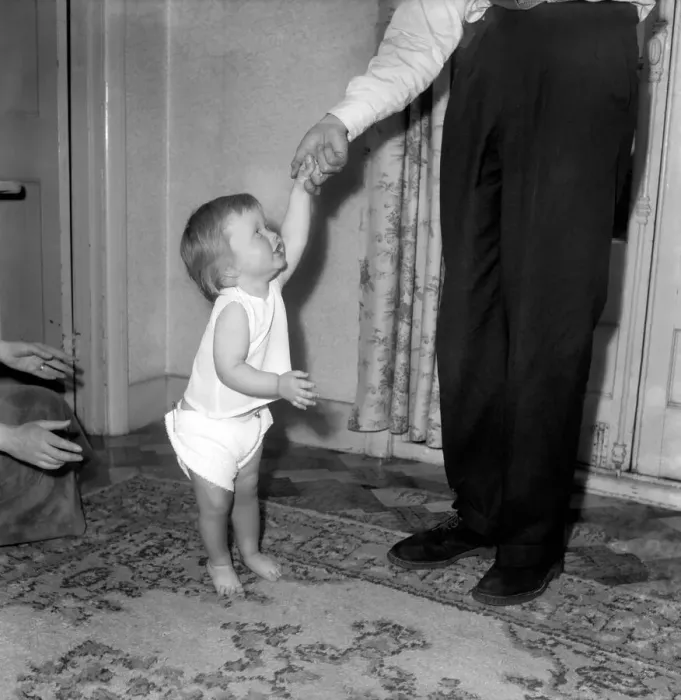 Framed Print : Father and daughter at The School for Expectant Fathers. July 1953 D5588