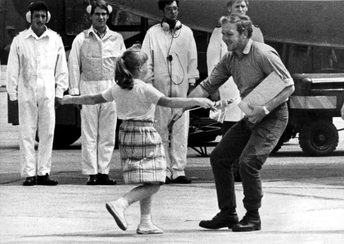 Framed Print : A FATHER IS REUNITED WITH HIS DAUGHTER AFTER RETURNING FROM THE FALKLANDS WAR - 1982 Framed Print : A FATHER IS REUNITED WITH HIS DAUGHTER AFTER RETURNING FROM THE FALKLANDS WAR - 1982
