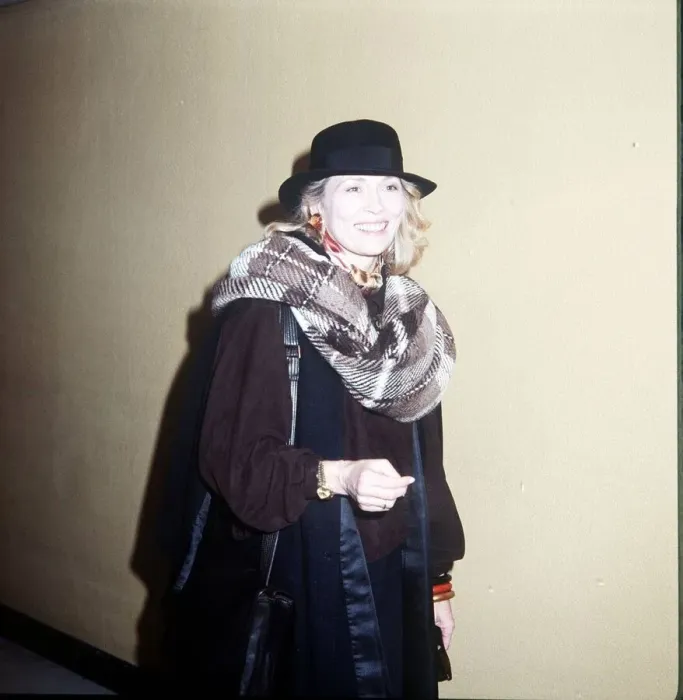 Framed Print : Faye Dunaway leaving LAP for New York Framed Print : Faye Dunaway leaving LAP for New York