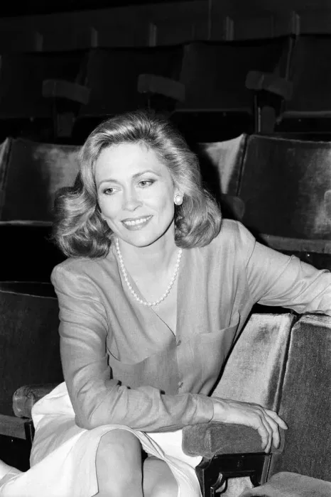 Framed Print : Faye Dunaway is set to star in a play at Londons Wyndham Theatre. 17th July 1986 Framed Print : Faye Dunaway is set to star in a play at Londons Wyndham Theatre. 17th July 1986
