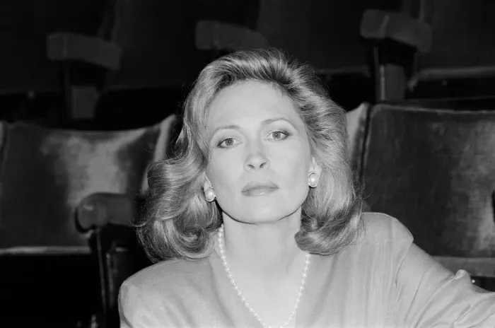 Framed Print : Faye Dunaway is set to star in a play at Londons Wyndham Theatre. 17th July 1986 Framed Print : Faye Dunaway is set to star in a play at Londons Wyndham Theatre. 17th July 1986