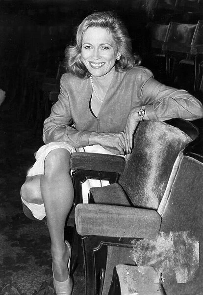 FAYE DUNAWAY SITTING IN THE STALLS OF LONDON THEATRE 17  /  06  /  1986