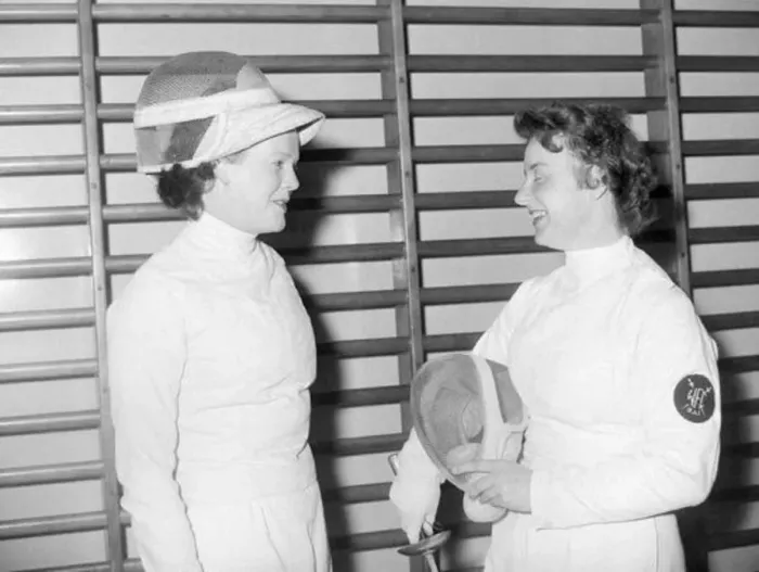 : Fencing lessons at the B. A. I. Women chatting after their fencing lesson. 1958 : Fencing lessons at the B. A. I. Women chatting after their fencing lesson. 1958