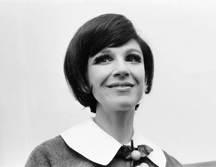 Framed Print : Fenella Fielding, English stage, film and television actress, pictured at home in London Framed Print : Fenella Fielding, English stage, film and television actress, pictured at home in London