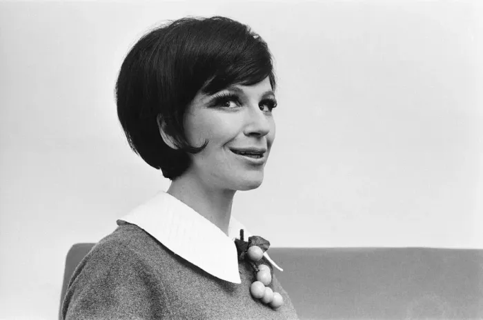 Framed Print : Fenella Fielding, English stage, film and television actress, pictured at home in London Framed Print : Fenella Fielding, English stage, film and television actress, pictured at home in London