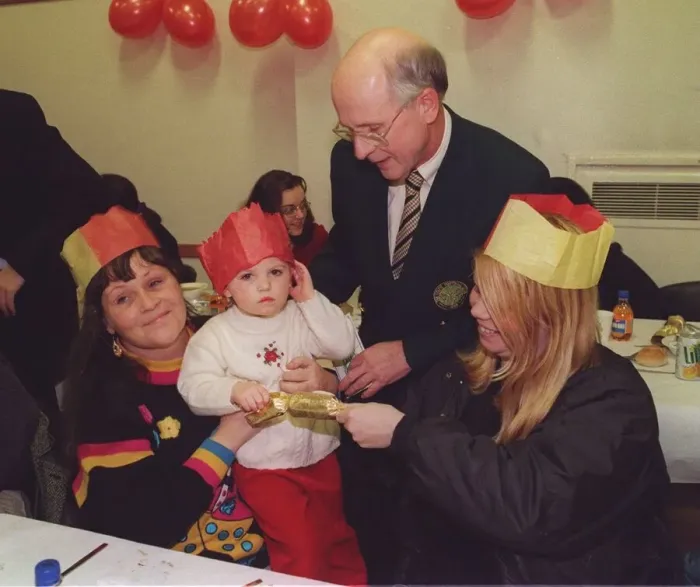 Framed Print : Fergus McCann Celtic Chairman December 1998 with his daughter Ishbel Signing Framed Print : Fergus McCann Celtic Chairman December 1998 with his daughter Ishbel Signing