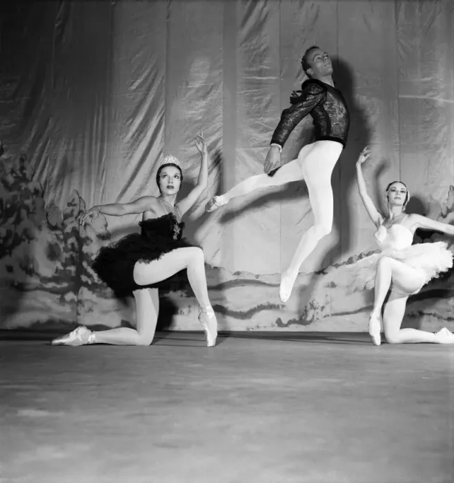 Framed Print : Festival Ballet. John Gilpin, Sonia Arova, Belinda Wright in Lac de Cygne
