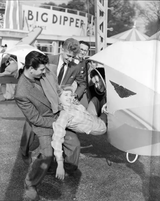 Framed Print : Festival of Britain 1951 Battersea Pleasure Gardens - Diana Dors 11  /  5  /  1951