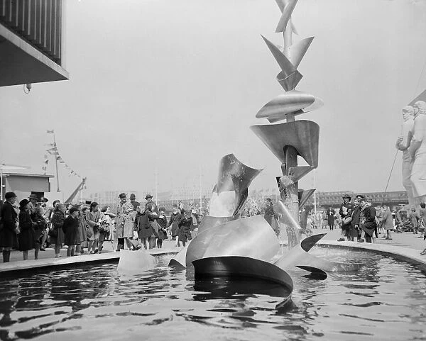 Festival of Britain 1951 Around the fountain South Bank 11  /  5  /  1951