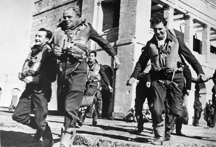 Framed Print : Fighter pilots in Malta, quickly dashing to another sortie
