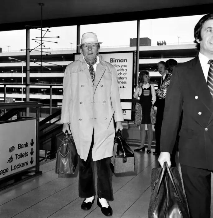 Framed Print : Film actor Danny Kaye at Heathrow airport. January 1975 75-00294-001 Framed Print : Film actor Danny Kaye at Heathrow airport. January 1975 75-00294-001
