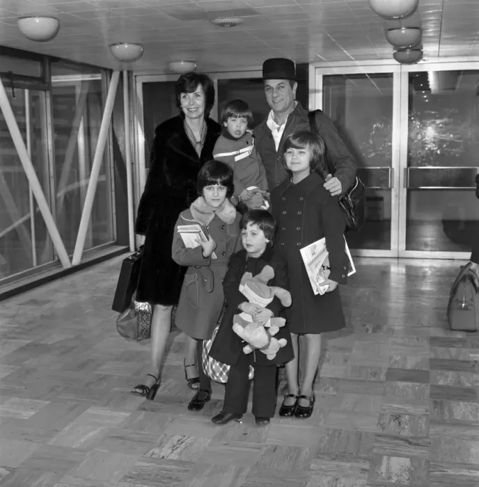 Framed Print : Film Actor Tony Curtis and wife Lesley and Children. Back Row L / R Mrs Framed Print : Film Actor Tony Curtis and wife Lesley and Children. Back Row L / R Mrs