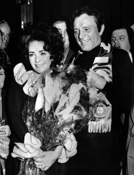 Framed Print : Film actress Elizabeth Taylor with her actor husband Richard Burton Framed Print : Film actress Elizabeth Taylor with her actor husband Richard Burton