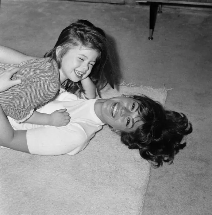 Framed Print : Film actress Nanette Newman with her 3 year old daughter Sarah Framed Print : Film actress Nanette Newman with her 3 year old daughter Sarah